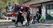 Timotheus, Veronika und David können kostenlos mit Shared Mobility von Lime zum Einsatz fahren