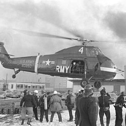 Der Hubschrauber kurz vor der zweiten Landung