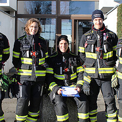 FF München Einsatzkräfte bei der Bombenentschärfung am Westfriedhof
