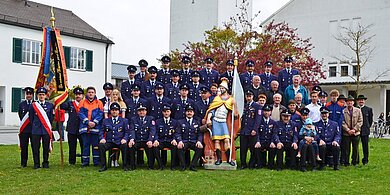 Mannschaftsfoto der Abteilung Allach der FF München mit Hl. Florian