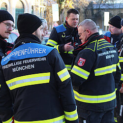 FF München Einsatzkräfte bei der Bombenentschärfung am Westfriedhof