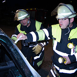 Hier wird die Schnittmarkierung gesetzt, wichtig ist es die Lage von Treibsätzen der Airbags oder Verstärkungen zu kennen. Der Gruppenfüherer benutzt dazu die Rettungskarte vom Hersteller.